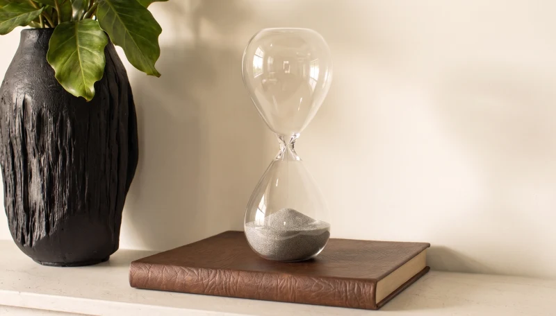 RELOJ NINFA CON ARENA PLATA