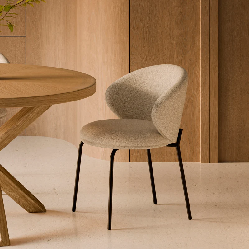 Silla Lisbet beige con patas negras