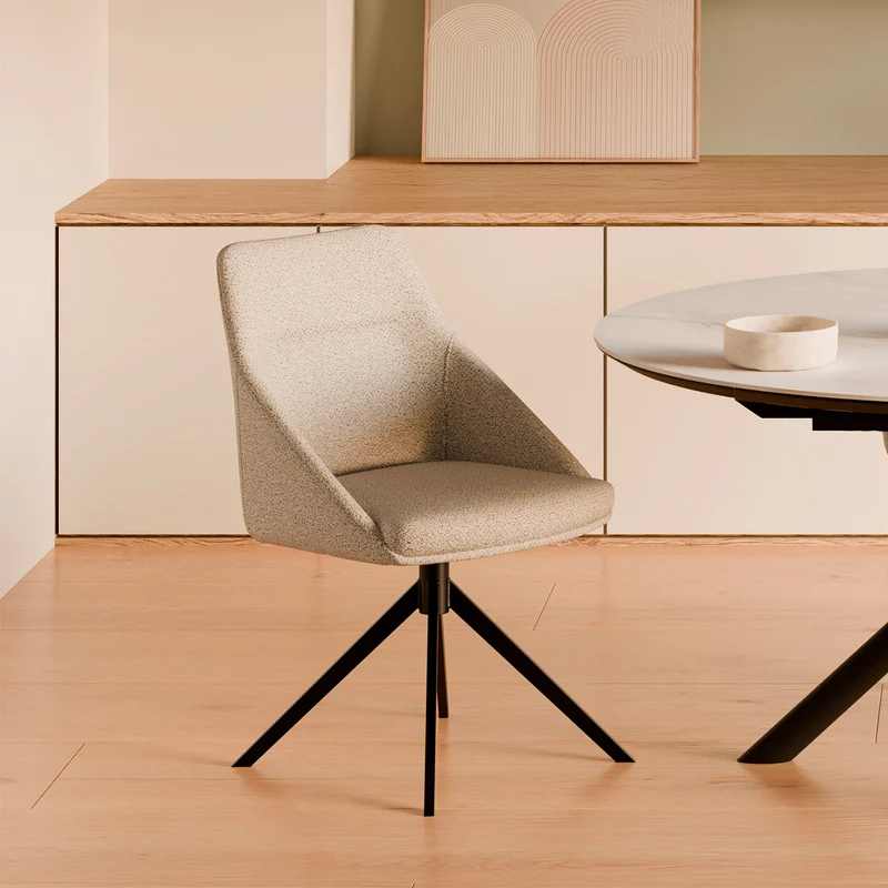 Silla Akira beige con patas negras