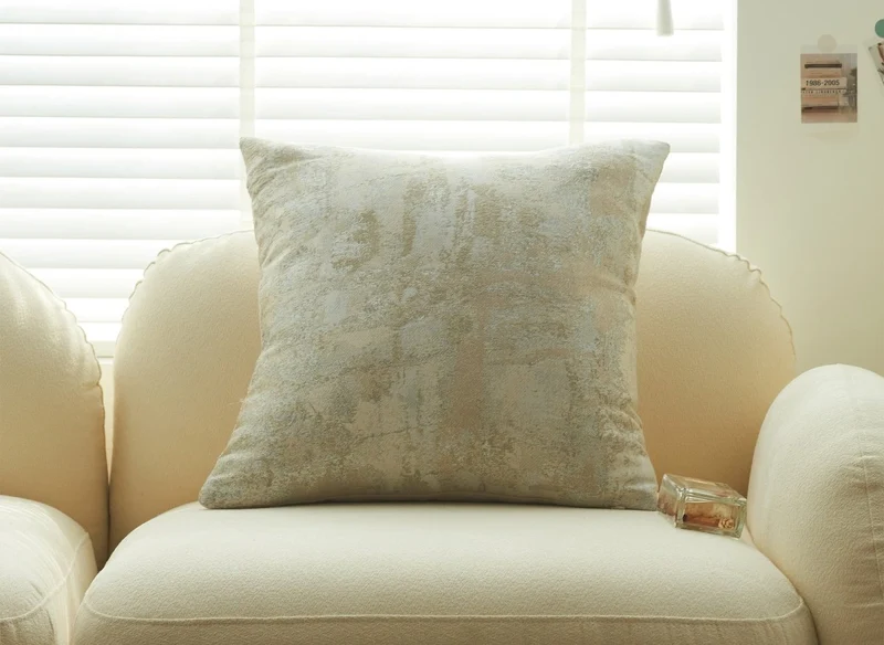Cojín beige con tejido texturizado, 45x45 cm, CASA