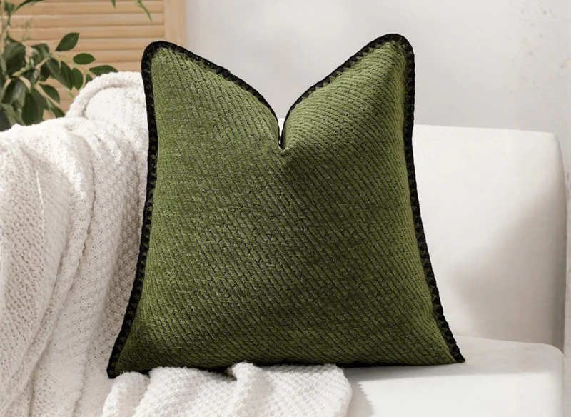 Cojín verde oliva con rayas y costuras negras, 45x45 cm, ZIGGY