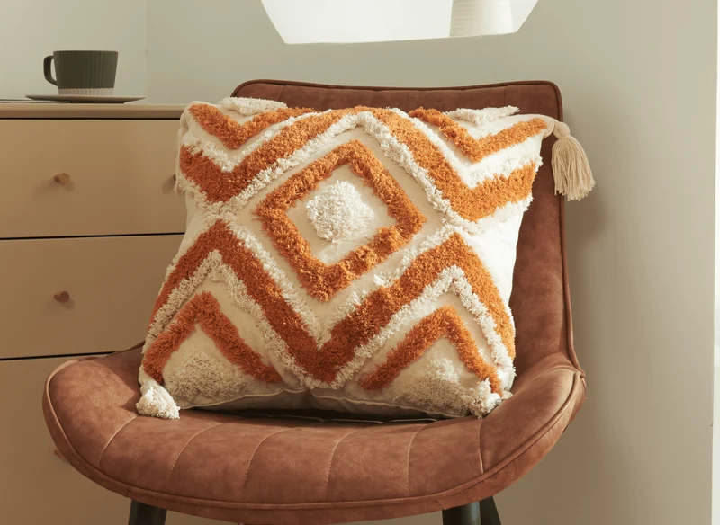 Cojín beige con estampado de rombos naranjas, 45x45 cm, NIVLA