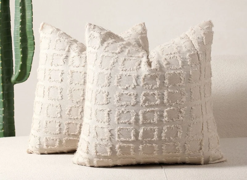 Cojín beige con formas cuadradas texturizadas, 45x45 cm, ELVIO