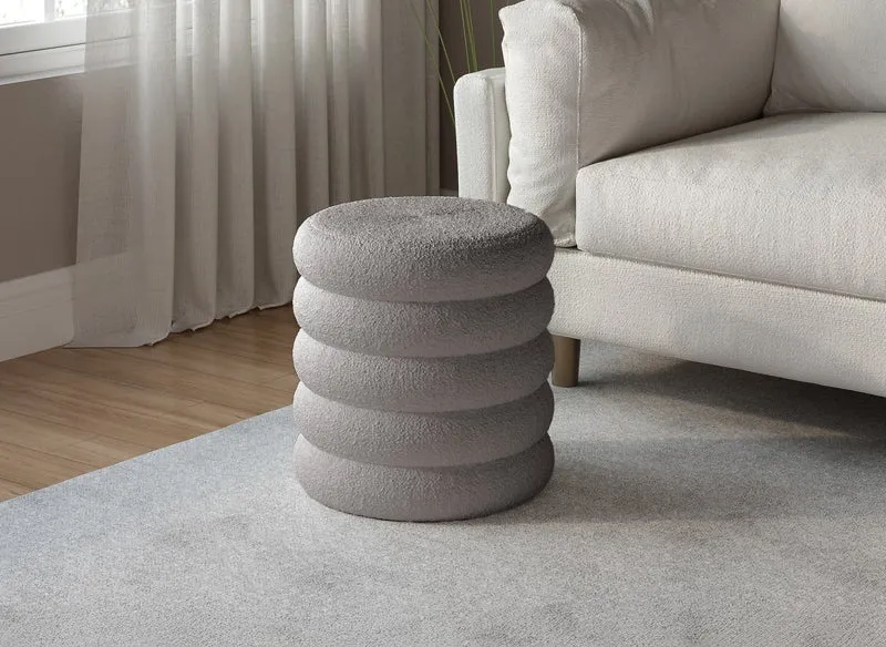 Puf de almacenaje BALTO de tela con efecto piel de oveja gris