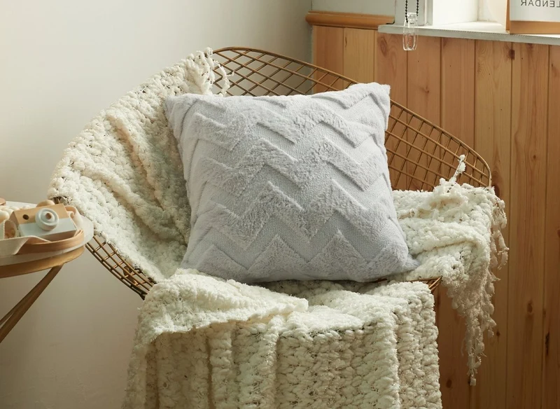 Cojín cuadrado HARRY de 45x45 cm en tela suave con estampado de espiga gris claro