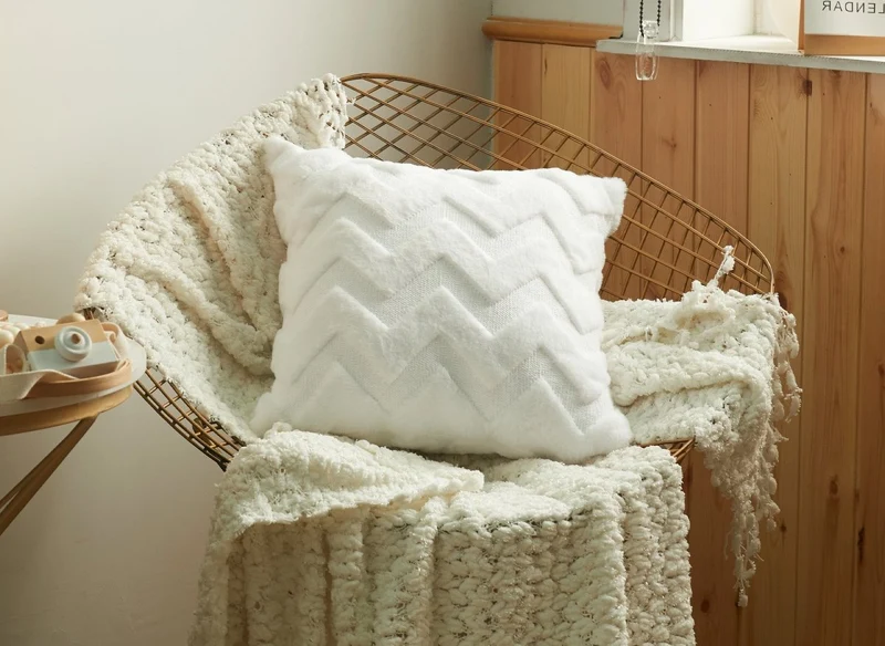 Cojín cuadrado HARRY de 45x45 cm en tela suave con estampado de espiga blanco
