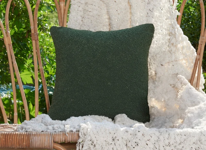 Cojín cuadrado EDEN de 45x45 cm, confeccionado en tejido con efecto piel de oveja verde.