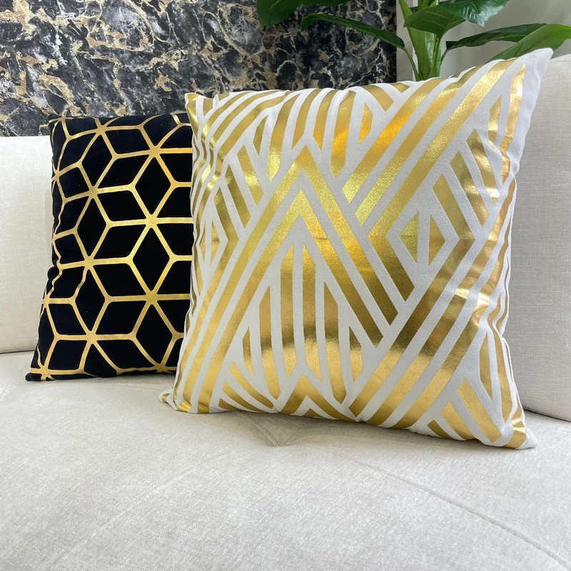 Cojín Decorativo 45x45 cm con diseño de lineas doradas blanco o negro