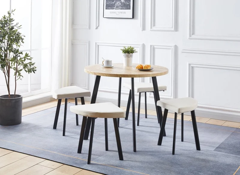 Conjunto de mesa de comedor IRINA de madera color beige con 4 taburetes